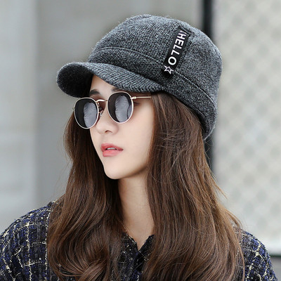 Небрежна дамска шапка с надпис в няколко цвята