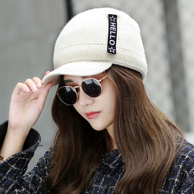 Небрежна дамска шапка с надпис в няколко цвята