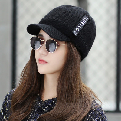 Небрежна дамска шапка с надпис в няколко цвята