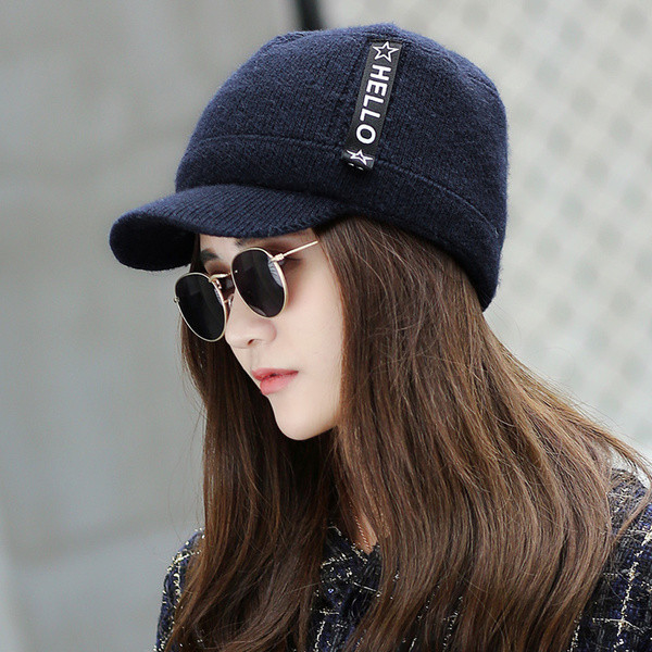 Небрежна дамска шапка с надпис в няколко цвята