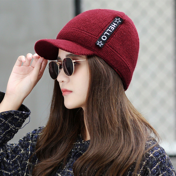 Небрежна дамска шапка с надпис в няколко цвята