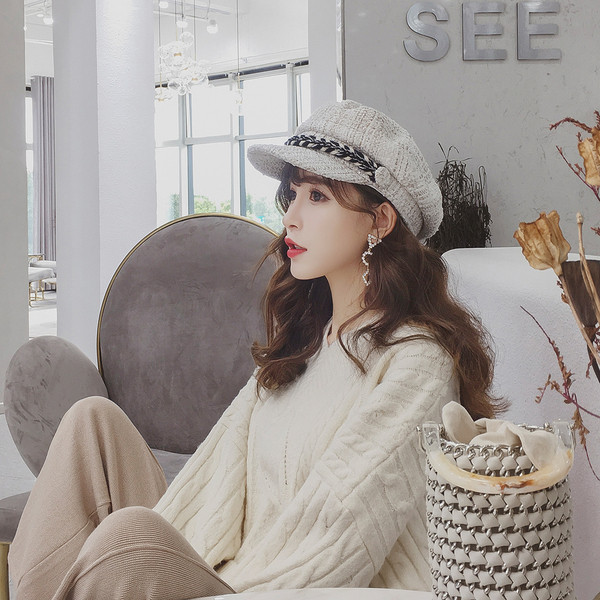 Актуален дамски каскет в два цвята