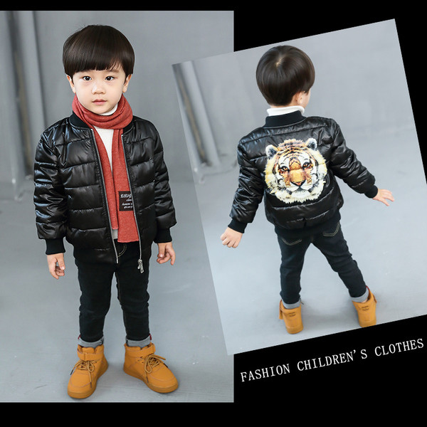 Geaca de copii pentru baieti cu aplicatie pe spate de culoare neagra