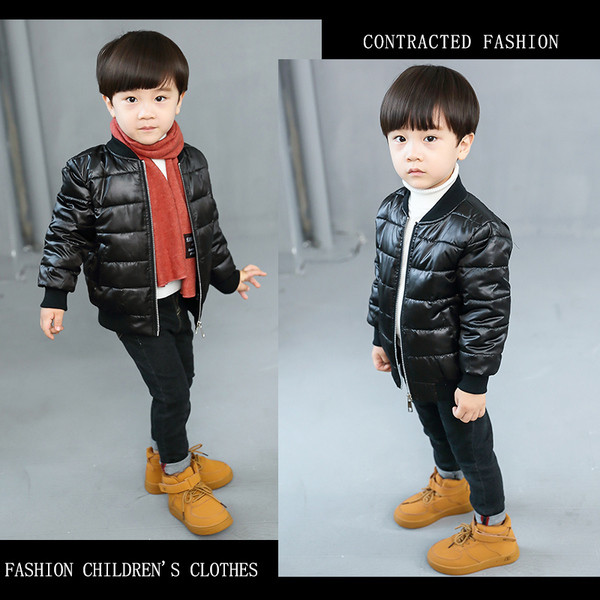 Geaca de copii pentru baieti cu aplicatie pe spate de culoare neagra