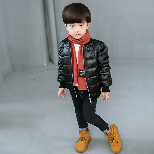 Geaca de copii pentru baieti cu aplicatie pe spate de culoare neagra