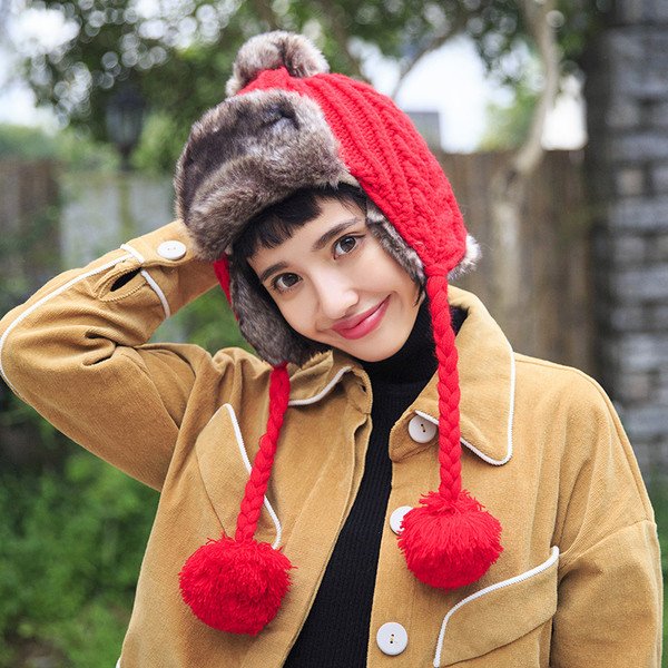 Pălărie modernă de puf de damă cu ciucuri în trei culori