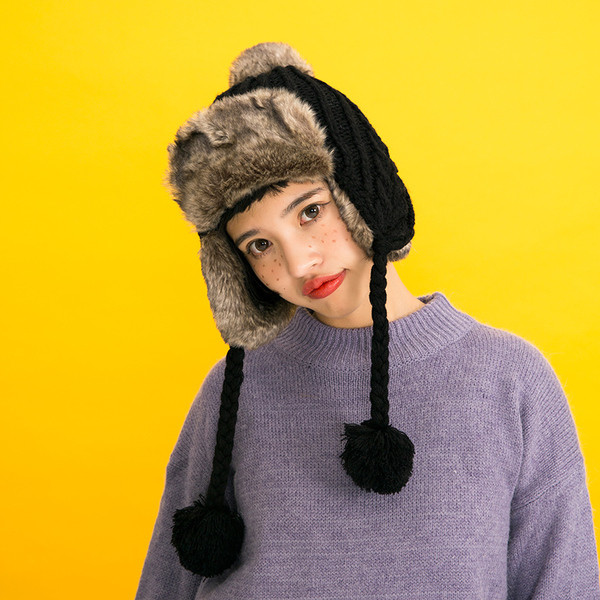 Pălărie modernă de puf de damă cu ciucuri în trei culori