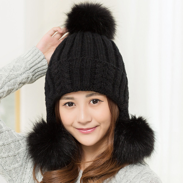 Зимна дамска плетена шапка в три цвята