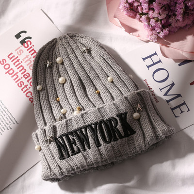 Актуална дамска шапка с надпис в различни цветове