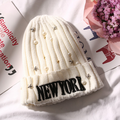 Актуална дамска шапка с надпис в различни цветове