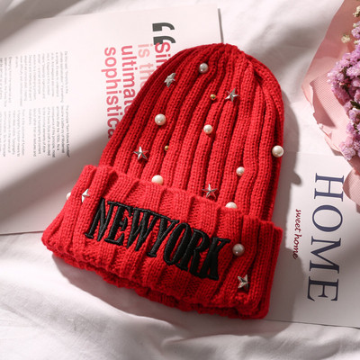 Актуална дамска шапка с надпис в различни цветове