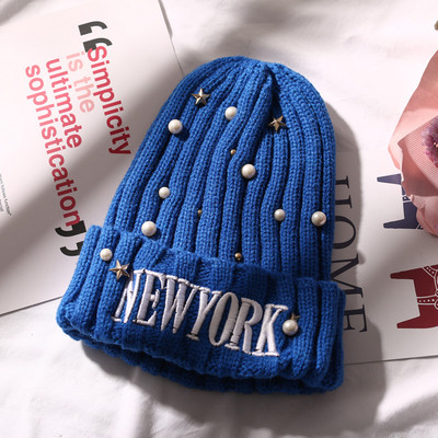 Актуална дамска шапка с надпис в различни цветове