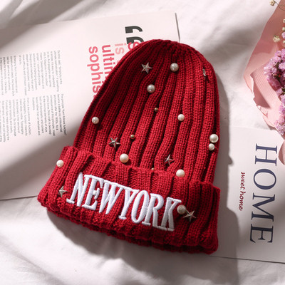 Актуална дамска шапка с надпис в различни цветове