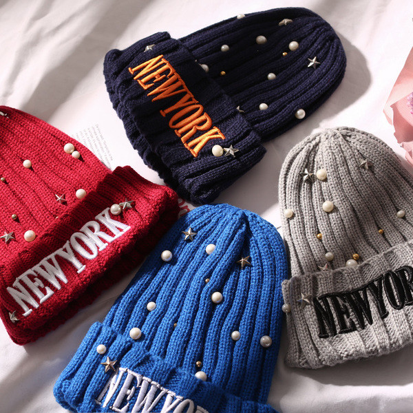 Актуална дамска шапка с надпис в различни цветове