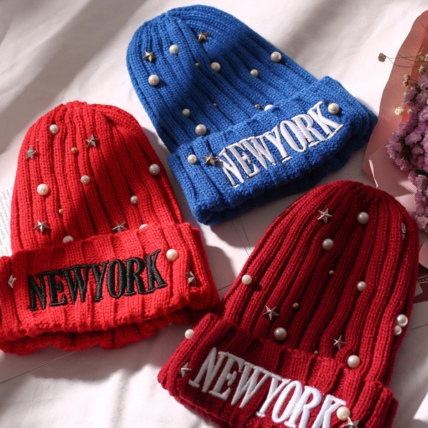 Актуална дамска шапка с надпис в различни цветове