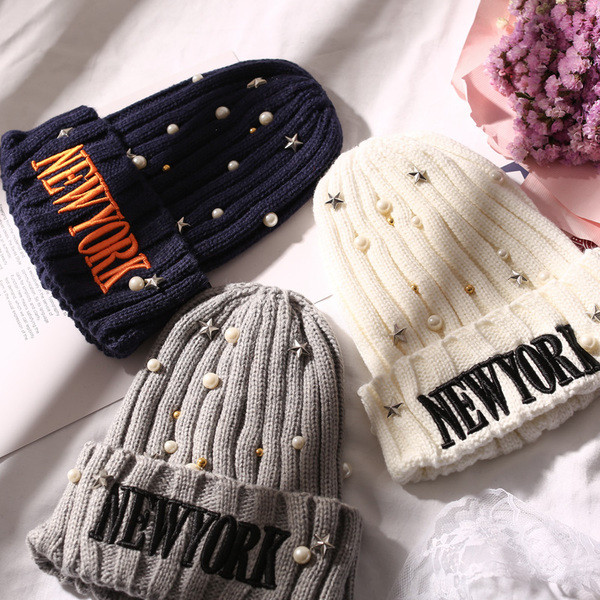 Актуална дамска шапка с надпис в различни цветове