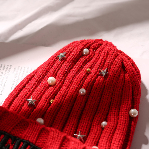 Актуална дамска шапка с надпис в различни цветове