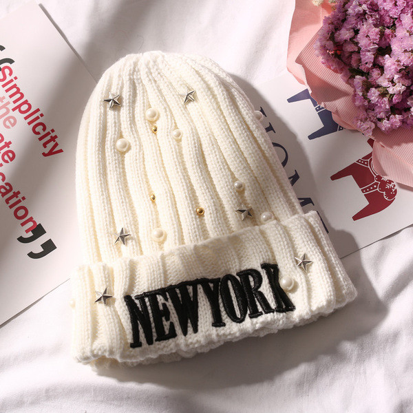 Актуална дамска шапка с надпис в различни цветове