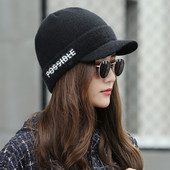 Pălărie simplă de damă cu inscripție în mai multe culori