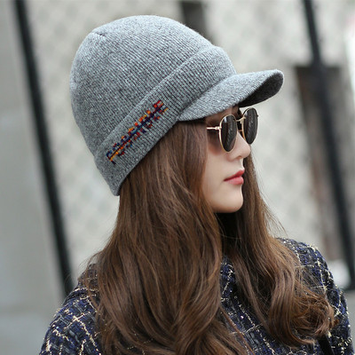 Pălărie simplă de damă cu inscripție în mai multe culori