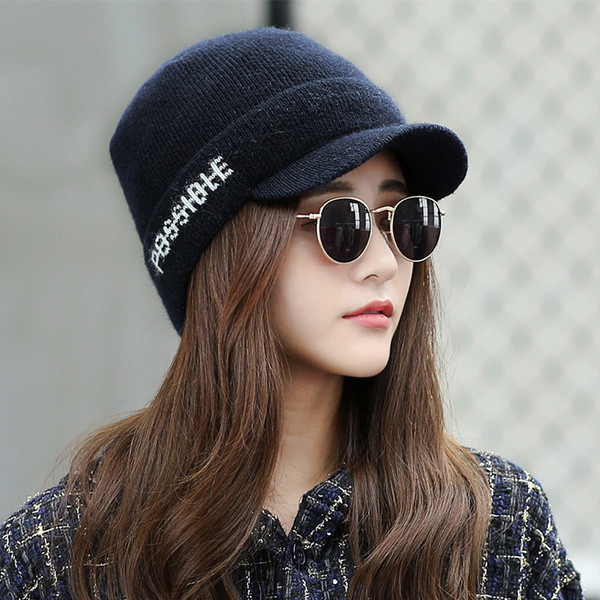 Pălărie simplă de damă cu inscripție în mai multe culori