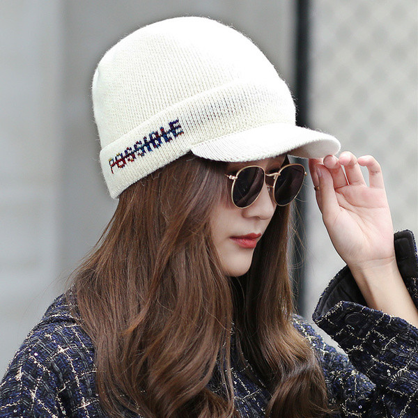 Pălărie simplă de damă cu inscripție în mai multe culori