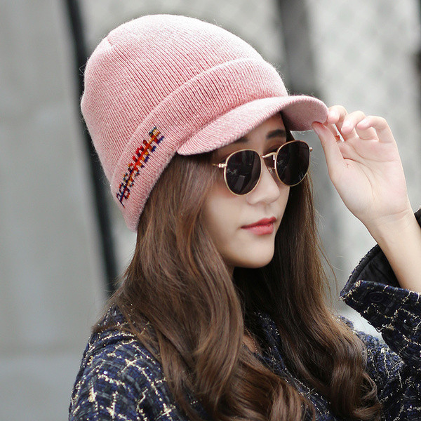 Pălărie simplă de damă cu inscripție în mai multe culori