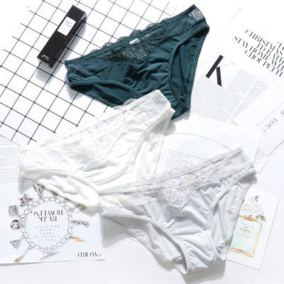 Κομψό σετ εσωρούχων  σε τρία μέρη