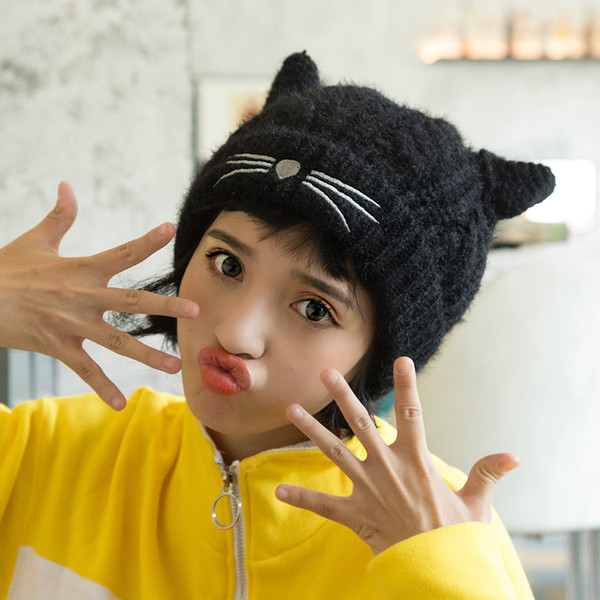 Palarie moderna de dama cu element 3D in mai multe culori