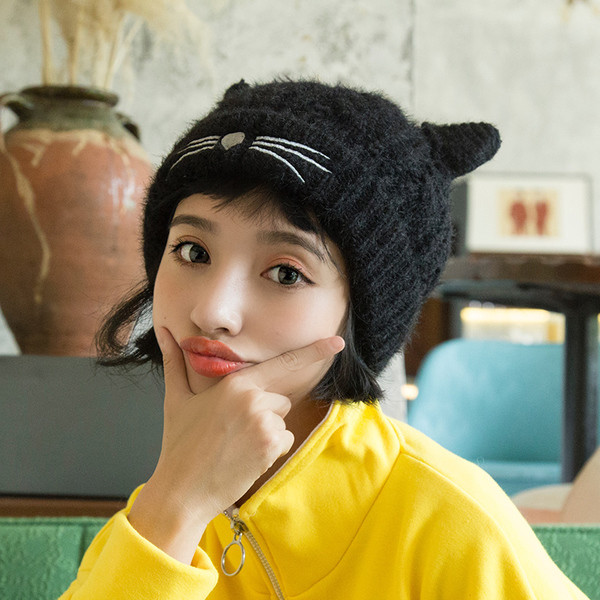 Palarie moderna de dama cu element 3D in mai multe culori