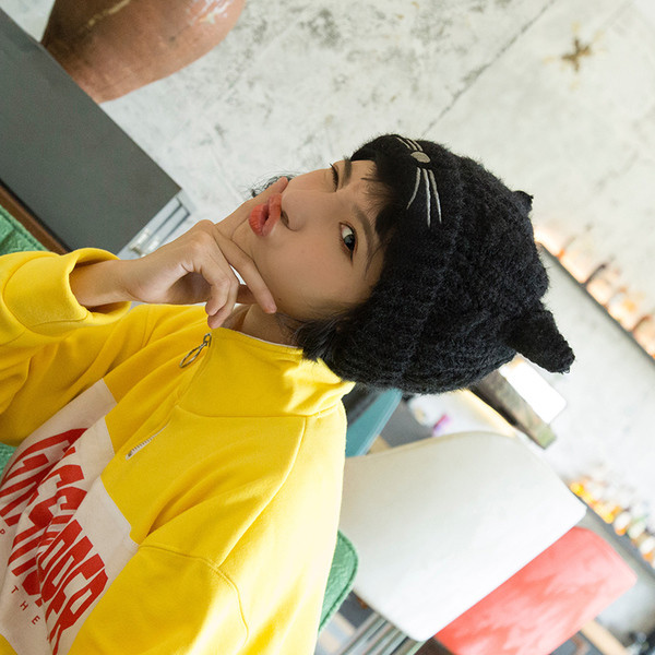 Palarie moderna de dama cu element 3D in mai multe culori