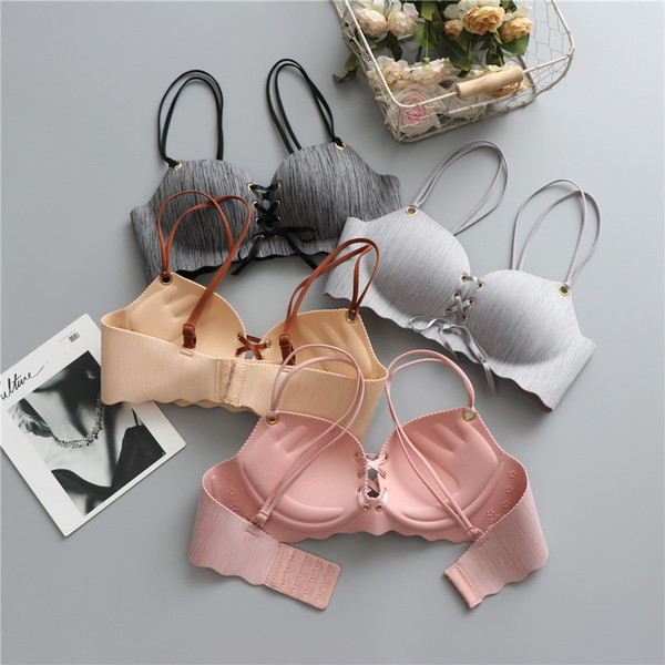 Εσώρουχα σε τέσσερα χρώματα