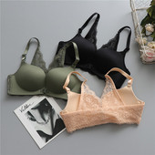 Κομψό εσώρουχο με δαντέλα σε τρία χρώματα