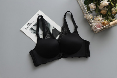 Κομψό εσώρουχο με δαντέλα σε τρία χρώματα