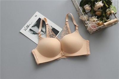 Κομψό εσώρουχο με δαντέλα σε τρία χρώματα