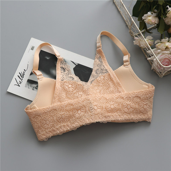 Κομψό εσώρουχο με δαντέλα σε τρία χρώματα