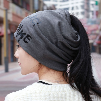 Актуална дамска шапка с надпис в няколко цвята