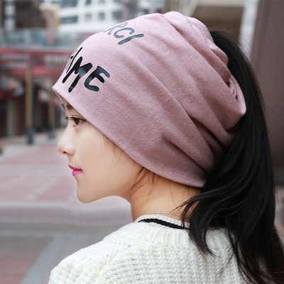 Актуална дамска шапка с надпис в няколко цвята