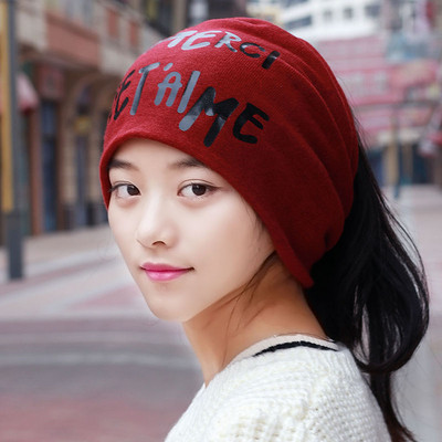 Актуална дамска шапка с надпис в няколко цвята