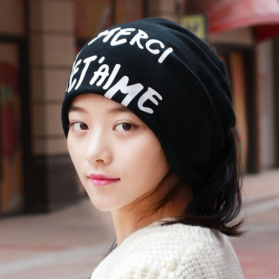 Актуална дамска шапка с надпис в няколко цвята