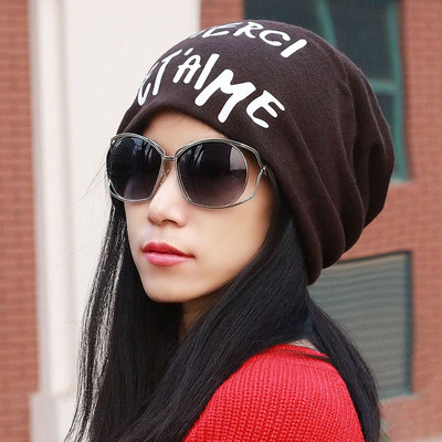 Актуална дамска шапка с надпис в няколко цвята