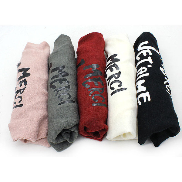 Актуална дамска шапка с надпис в няколко цвята