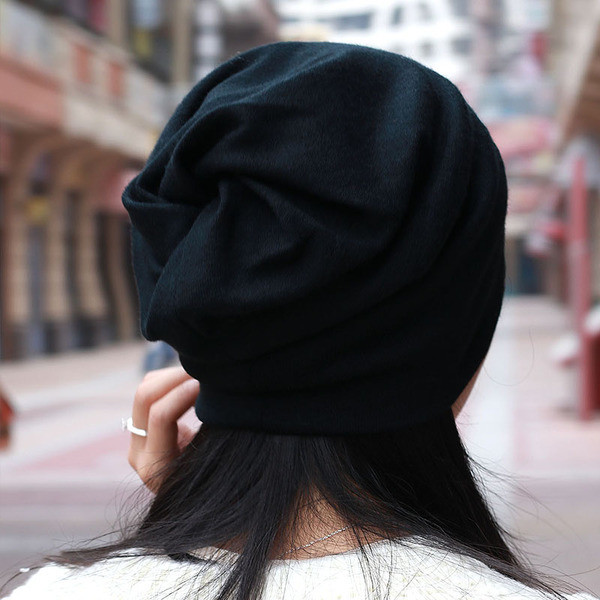 Актуална дамска шапка с надпис в няколко цвята