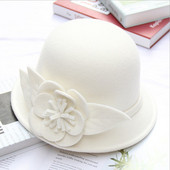 Stílusos női sapka 3D elemmel, különböző színekben