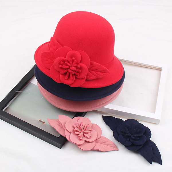 Stílusos női sapka 3D elemmel, különböző színekben