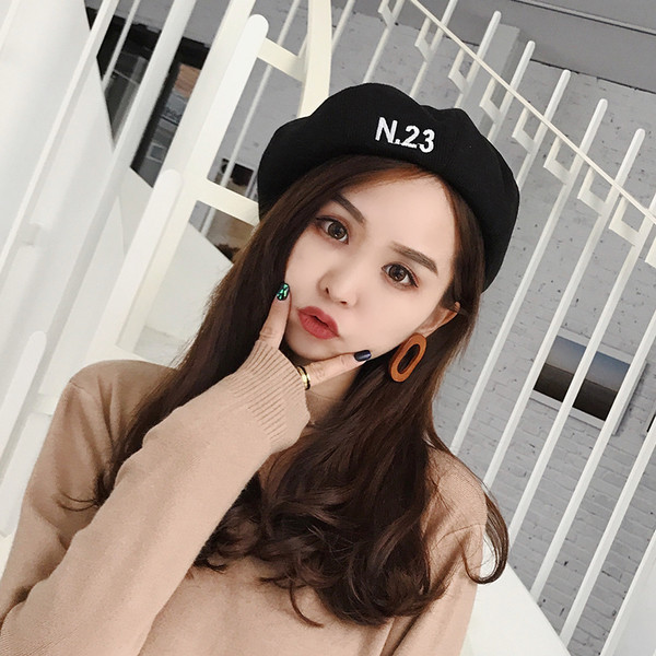 Модерна шапка за жени в различни цветове