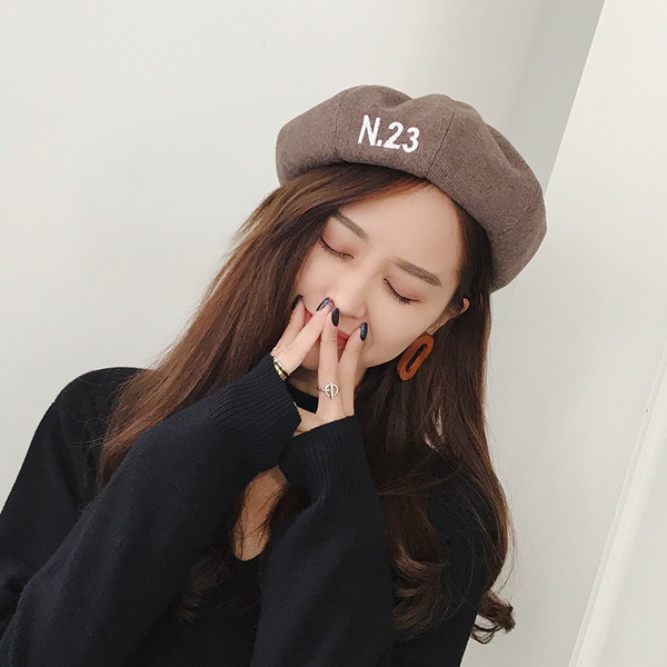 Модерна шапка за жени в различни цветове