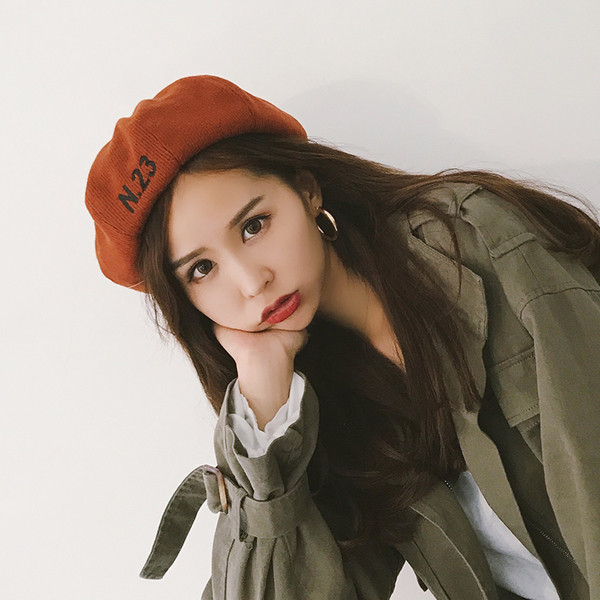 Модерна шапка за жени в различни цветове