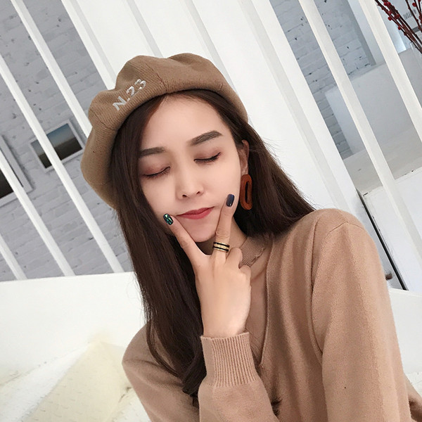 Модерна шапка за жени в различни цветове