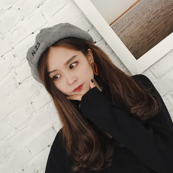 Модерна шапка за жени в различни цветове